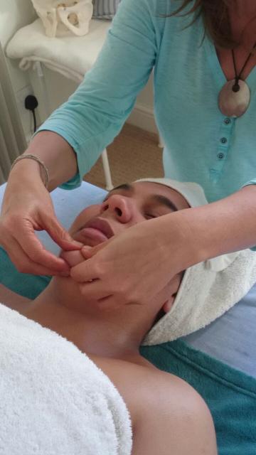 Shiatsu natural face lift massage